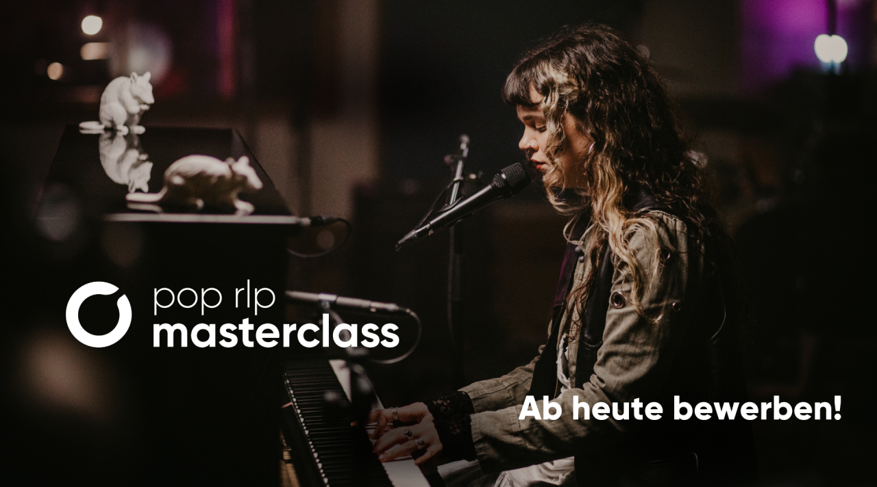 Musikerin am Klavier.